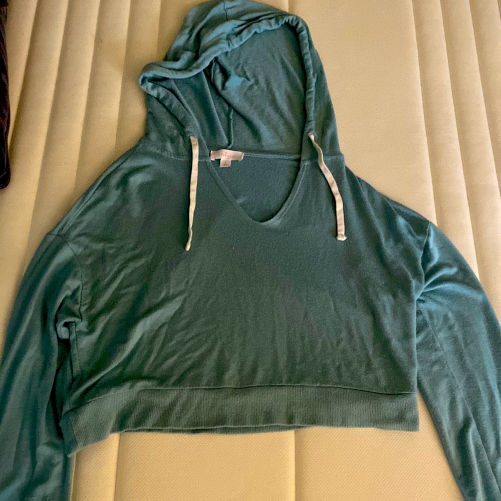 Cropped blue sweatshirt, thin material, draw string pull over